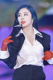 I can see how grateful v was for not being surrounded by fans. ì • On Twitter Wheein Mamamoo Mamamoo Kpop Girls