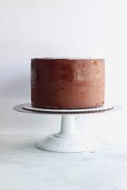 How To Decorate A Cake For Beginners In 10 Easy Steps