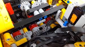 The set contains 1123 pieces, and is fully remote controlled using four medium power functions motors in a 2x3+1 switch box. Lego Technic 8043 Motorisierter Raupenbagger Classic Review