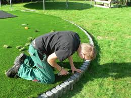 Kunstrasen lässt sich leicht im eigenen garten verlegen, ist jedoch deutlich teurer als natürlicher auf wunsch ist es sogar möglich, dass sie ihren kunstrasen für den garten in anderen farben als. Verlegen Von Kunstrasen Rasenteppichen