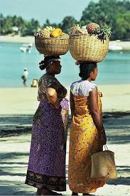 Ambatoloaka Marchandes De Fruits Sur La Plage Madagascar Plage Madagascar Madagascar Voyage A Madagascar
