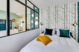 Avec un dessus de lit haut de gamme capable de mettre en valeur la chambre et ses meubles, vous allez pouvoir retrouver une décoration tendance à. 10 Astuces Pour Amenager Une Chambre En Longueur