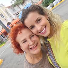 Con la mamá SANTA de ficción que se convirtió en mamá Tania en la vida  real. ¿Nos parecemos? #dulce #mamasanta #tbt @taniasarabia My #tbt today is  with my fictional mom who became