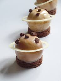 Planete Saturne Petits Entremets Caramel Chocolat Praline Oliviapatisse Dessert Alimentation Gateaux Etoiles