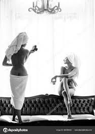 सेक्सी लड़कियों बनाने फोटोशूट कैमरा के साथ महिला फोटोग्राफर लड़की दोस्त की  तस्वीरें ले रही है। नग्न महिला फोटो मॉडल। दो महिलाओं बाथरूम ...