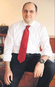 Eski hazine ve maliye bakanı berat albayrak'ın abisi serhat albayrak'ın sahibi olduğu sabah gazetesinde köşe yazarlığı yapan dilek güngör, türkiye odalar ve borsalar birliği'ni eleştirdiği bir yazı. Berat Albayrak In Kardesi Kimdir Serhat Albayrak Kimdir Kac Yasinda Nereli Ne Is Yapar