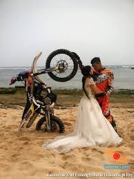 Foto mobil truk modifikasi yang ada dari berbagai sumber tepercaya dengan kualitass hd senantiassa saya hadirkan untuk gambar truck scania trailer keren. Foto Prewedding Di Mobil Truk Ide Foto Prewed
