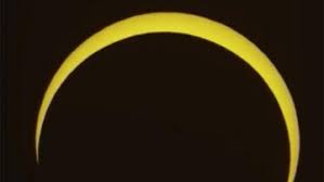 Gerhana matahari cincin terjadi ketika matahari, bulan, dan bumi tepat segaris dan pada saat itu piringan bulan yang teramati dari bumi lebih kecil daripada piringan matahari. Fenomena Gerhana Bulan Penumbra Akan Terjadi 11 Januari 2020