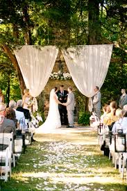 10 Stunning Ceremony Backdrops Cerimonia De Casamento Ao Ar Livre Casamento No Quintal Pano De Fundo Da Cerimonia