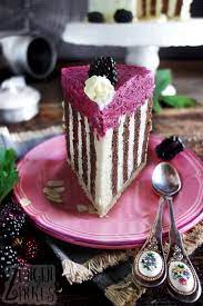 Wickeltorte Mit Weisser Schokosahne Und Brombeercreme Zungenzirkus Schokosahne Kuchen Und Torten Rezepte Leckere Torten