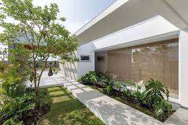 Kita bisa menggunakan berbagai jenis rumput misalnya rumput gajah mini, beijing, manila, swiss, babat, golf atau rap. 6 Jenis Rumput Hias Untuk Mempercantik Taman Rumah