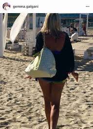 Tutti i video di teen italiane completamente gratuiti e online Uomini E Donne Gemma Mostra Il Fisico In Spiaggia Gambe Da Autostop