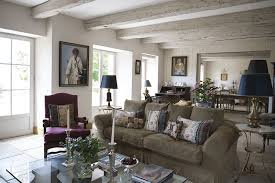 À la fois cosy et épuré, votre salon nordique saura concilier des lignes élégantes avec la dimension douce et accueillante des foyers de cette partie de l'europe, qui a pour un intérieur très chic et plein de personnalité, les couleurs vives se marient aux métaux dorés ou cuivrés, et aux bois plus sombres. Une Deco Maison De Campagne Chic Dans Un Manoir En Dordogne