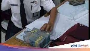 Bila sampai ofis, kepala nie hanya fikir nak balik jek….tension dengan rutin dan bebelan bos yang macam bagus. Tas Berisi Uang Rp 40 Juta Ditemukan Di Krl Tanah Abang Serpong