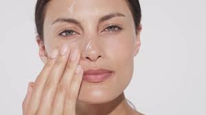 This Is the Best Way to Apply Moisturizer According to Derms