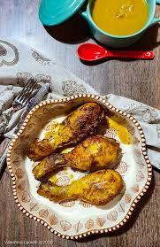 In una pirofila adagiate le cosce di polo insieme alla cipolla il aglio il pomodoro. Cosce Di Pollo Al Curry Ricetta Per Friggitrice Ad Aria Valentina In Cucina