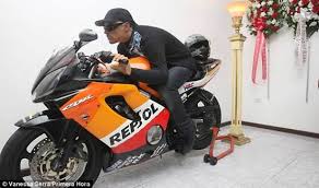 What Looks Like A Bike Rider Waiting For The Green Light In A Motorcycle Race Is Actually A Dead Man At A Wake In Puerto Rico His Fami Bizarre Marin Eglise