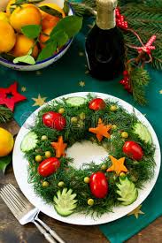 Ne esistono numerose varianti, a seconda delle tradizioni locali e familiari, in cui si prevede l'aggiunta di ulteriori ingredienti. Inverno Insalata Di Natale Ghirlanda Deliziosa Insalata Tradizionale Russa Olivier Foto D Archivio Crushpixel