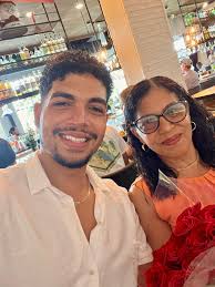 Hoy es día de las madres en República Dominicana 🇩🇴. Solo quiero dar  gracias a esta bella mujer por ser la mejor madre y padre en todo el mundo,  una mujer que