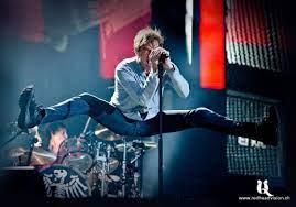 This is the street where people live in fear of senseless crime and poverty and the colour of your skin decides if you should pay the penalty this is the city where only money talks of power gain and influence where the poor stay poor, the rich stay rich and we're still told it's coincidence it's the same. Die Toten Hosen Rockten Bis Zum Bitteren Ende Artnoir