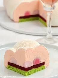 Entremets Nuage D Ispahan Champagner Torte Rezept Cloud Silikomart Himbeer Litschi Pierre Herme Anschnitt Leckere Torten Einfacher Nachtisch Backrezepte