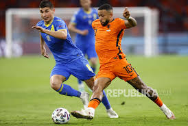 Menurut penyerang olympique lyon itu, belanda harus menggrebak. Nohw C Mraapom