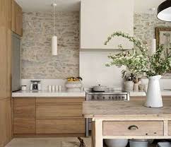 I am wondering if anyone has used a white quartz as a backsplash then took it up the ceiling behind the hood? Countertop To Ceiling Backsplash Talie Jane Interiors