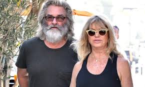 Kurt russell and goldie hawn are back for netflix's the christmas chronicles 2. Kurt Russell S The Image Of Santa Claus As He Takes His Love Goldie Hawn And Son Wyatt To Breakfast Daily Mail Online