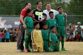 Musikus legendaris iwan fals turut mengucapkan selamat ulang tahun untuk presiden jokowi. Napak Tilas Rekam Sejarah Ijl Di Momen Sakral 17 Agustus Indonesia Junior League