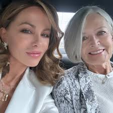 Lisa Rinna oozes glamour in jaw-dropping photo