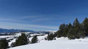 Fácil excursión hasta el final del telesilla del roc de la calme, subiendo primero por un camino y despues por una de las pistas de ski. Roc De La Calme Elkami En Rando