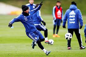 A seleção de rugby da argentina, conhecida como los pumas divulgou a nova camisa reserva fabricada pela. Video Messi Faz Golaco Em Treino Da Selecao Argentina Veja