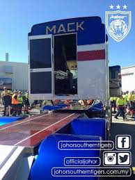 Johor sultan ibrahim ismail iskandar will be able to literally rest on gold in his new super truck that was unveiled at the brisbane truck show last month. Sultan Of Johor Has An Optimus Prime Truck News Features Cinema Online