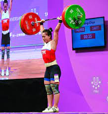 2013年，郭婞淳在國際賽事成績不斷提昇，她先在6月 亞洲舉重錦標賽 女子58公斤級以抓舉102公斤、挺舉134公斤、總和236公斤獲得金牌 。 7月 世界大學運動會 再以抓舉104公斤、挺舉134公斤、總和238公斤，三破世大運紀錄奪金。 é‡'ç‰Œè‹±é›„å€'çš„æ•…äº‹ é˜¿ç¾Žæ—é•·å¥³çš„å‹‡æ°£éƒ­å©žæ·³
