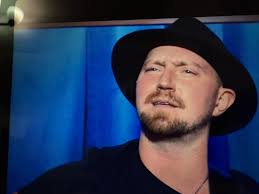 I may be late to the party, but did anyone catch the singer right before  Alice at the Roxy? He was singing about “the way home”! I just caught it  because I