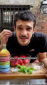 Itslian Boyfriend Makes Tomato Sayce No Cream