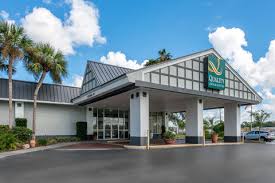 The quality inn & suites is located in cañon city (say canyon city) colorado.we have 150 spacious rooms, all featuring king and queen beds. Quality Inn Suites Brooksville I 75 Dade City Brooksville Hotel