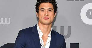Charles michael melton is an american actor famous for his role as reggie mantle in cw's riverdale. Riverdale Star Charles Melton Er Beisst Seiner Kollegin Den Fingernagel Ab Riverdale Kollegen Schauspieler
