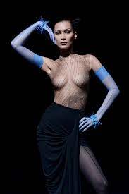 Bella Hadid: Verruchte Nacktshow bei Mugler | GALA.de