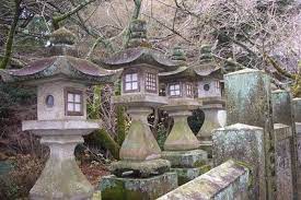 How To Construct Stone Japanese Lanterns Ehow Japanese Stone Lanterns Japanese Garden Design Japanese Garden Lanterns