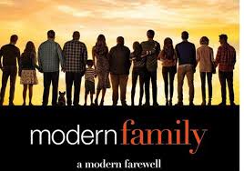 Modern Family Cast Has Emotional Final Table Read Ahead Of Series Finale In 2020 Modern Family It Cast Abc Family