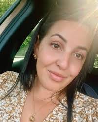 Soy Alejandra, tengo 37 años. Creo que siempre hay algo especial  esperándonos si nos atrevemos a buscarlo. ¿Qué opinas, nos damos una  oportunidad?