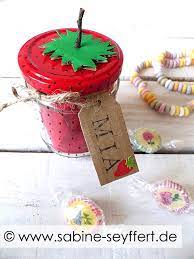 Mitgebsel zum kindergeburtstag kaufen oder selber basteln. Upcycling Idee Fur Den Kindergeburtstag Selbst Gemachte Mitgebsel Erdbeeren Aus Marmeladenglasern Basteln Blog Sabine Seyffert