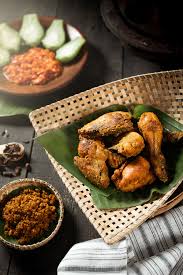 Goreng ayam dengan menggunakan api yang panas hingga berubah warna menjadi kuning kecoklatan. Resep Ayam Goreng Bumbu Kuning Amanda Chastity