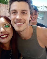 Shawn with a fan at the airport in Los Angeles 😀 ✈️ Los Angeles ➡️ London  🇬🇧💂