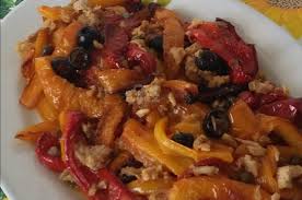 Quella dei peperoni ripieni di acciughe e capperi è una ricetta facile da realizzare e davvero molto preriscaldare il forno a 200°. Le Ricette Dell Estate I Peperoni Con Tonno Gratinati Al Forno