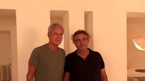 Claudio baglioni fan site è il sito non ufficiale con le ultime notizie, i testi delle canzoni, le fotografie dei concerti, la discografia completa, gli accordi, giochi e tanto altro su claudio baglioni. Claudio Baglioni Figlio Di Lampedusa Nella Bufera Martello Merita Rispetto