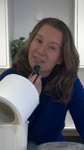 Es ist natürlich nicht schlimm, wenn meine Besucher:innen meinen, ich  töpfere. Wenn ich dann erzähle dass hier nur Porzellan verarbeitet wird und  wie das funktioniert, sind alle begeistert. So wird ...