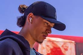 Thiago's gesture & Nunez laps it up