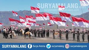 Di akun instagram pribadinya, terlihat jika dena selaku transgender membawa bendera indonesia. Ribuan Bendera Merah Putih Berkibar Di Lautan Pasir Gunung Bromo Surya Malang